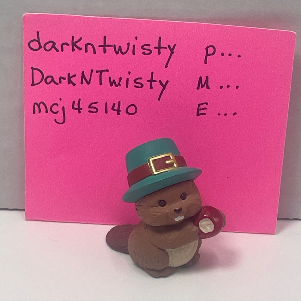 BNWT Vintage Hallmark Merry Miniature Pilgram Beaver Biting An Apple